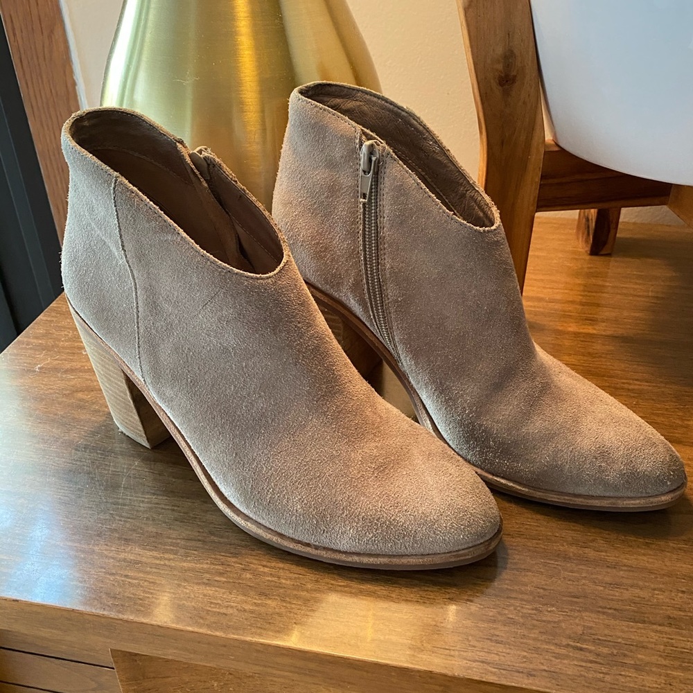 Jeffery Campbell Kamet7.5 Taupe suede bootie